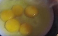 separar las claras de las yemas de los huevos