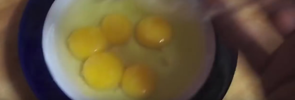 separar las claras de las yemas de los huevos